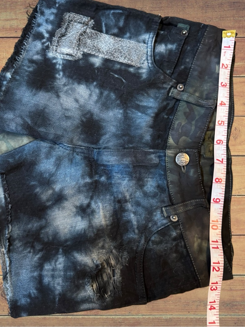 Tripp NYC Black & Blue Tie-Dye and Camouflage Deconstructed Denim Shorts 25 NWT - Picture 4 of 13